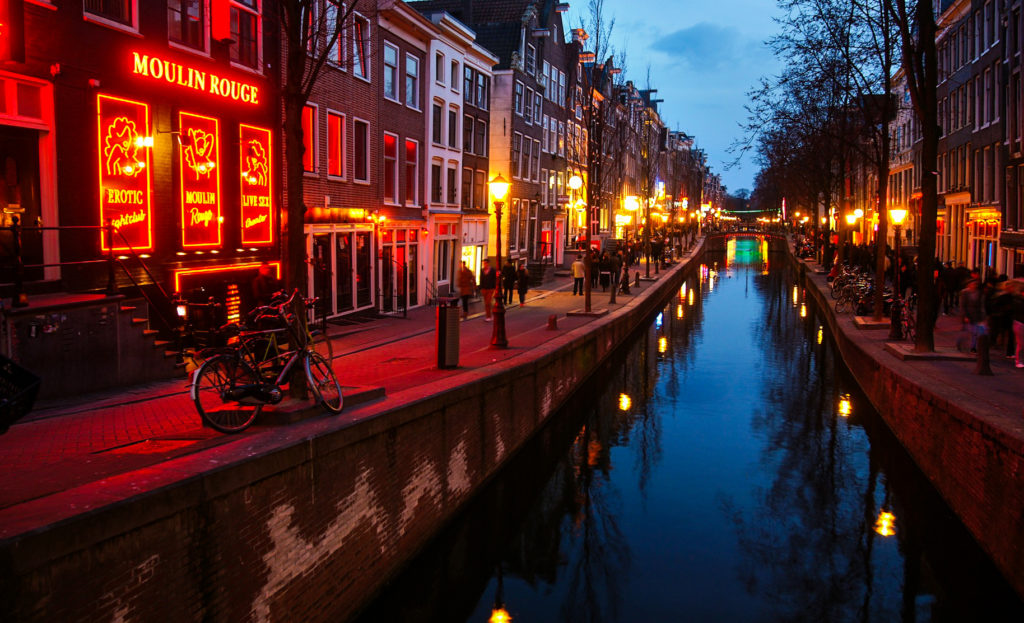 Ámsterdam trasladará el Barrio Rojo del centro de la ciudad. Descubre cual será el futuro de una de las calles más famosas de la ciudad.