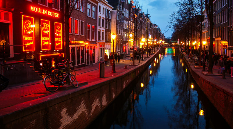 Ámsterdam trasladará el Barrio Rojo del centro de la ciudad. Descubre cual será el futuro de una de las calles más famosas de la ciudad.